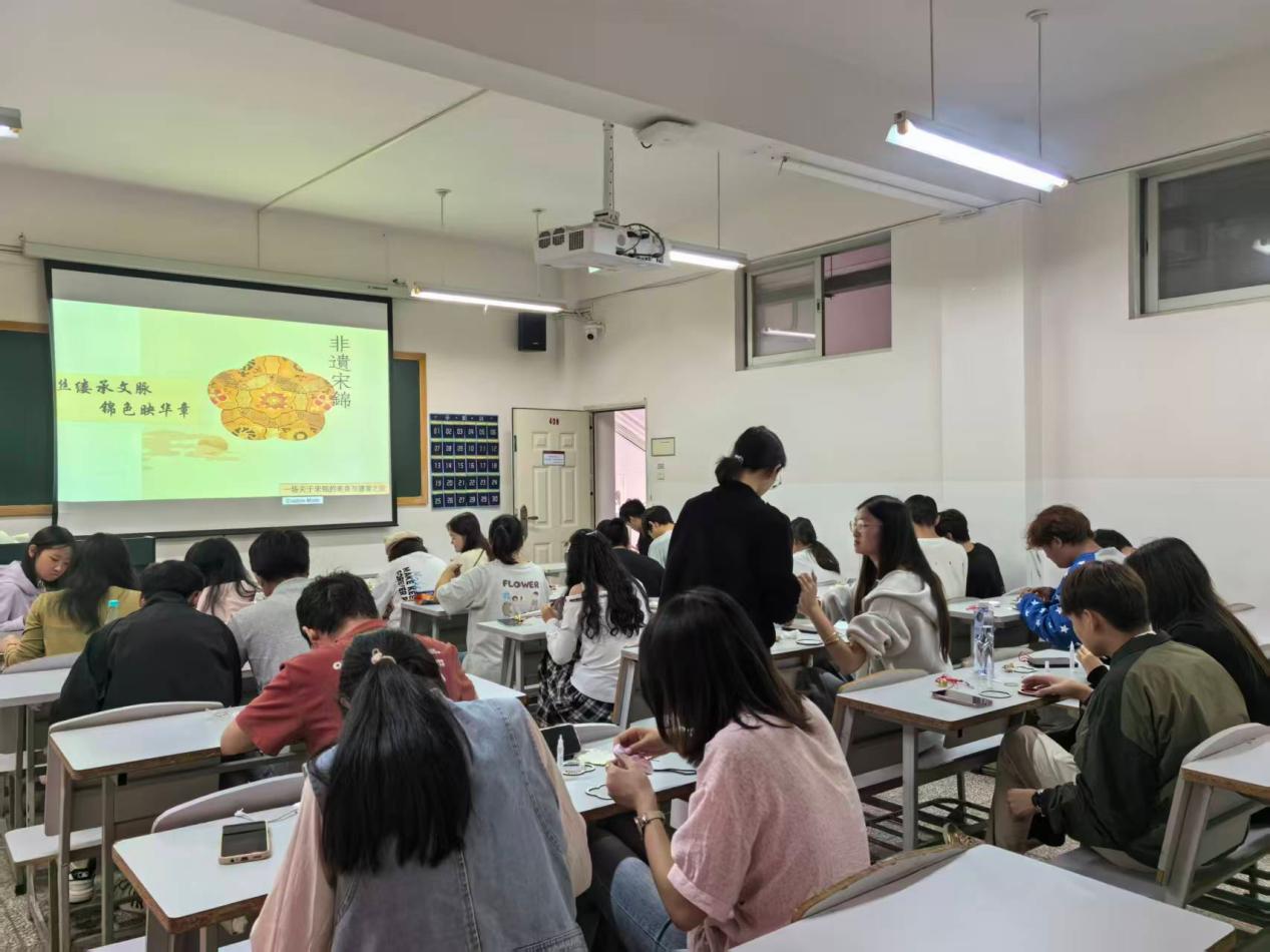 思政课教师深入“一站式”学生社区活动｜丝缕承文脉，锦色映华章—一场关于宋锦的美育与德育之旅