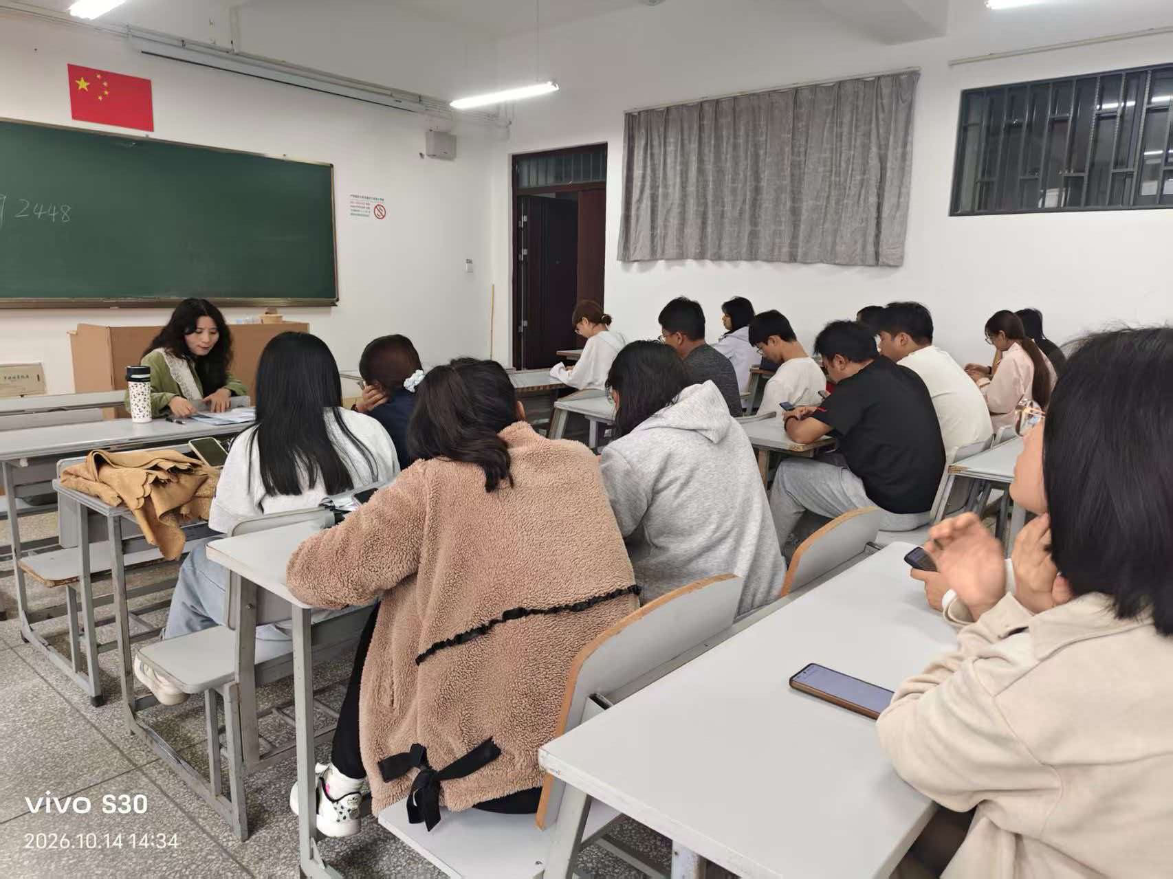 思政课教师深入“一站式”学生社区活动丨 读《反对本本主义》 明方法重调查见真知
